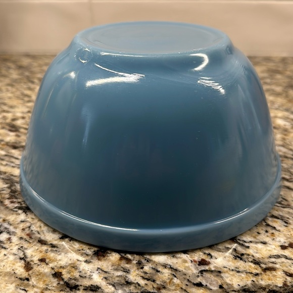 Pyrex Delphite blue 1 1/2 quart mixing bowl - Picture 4 of 5